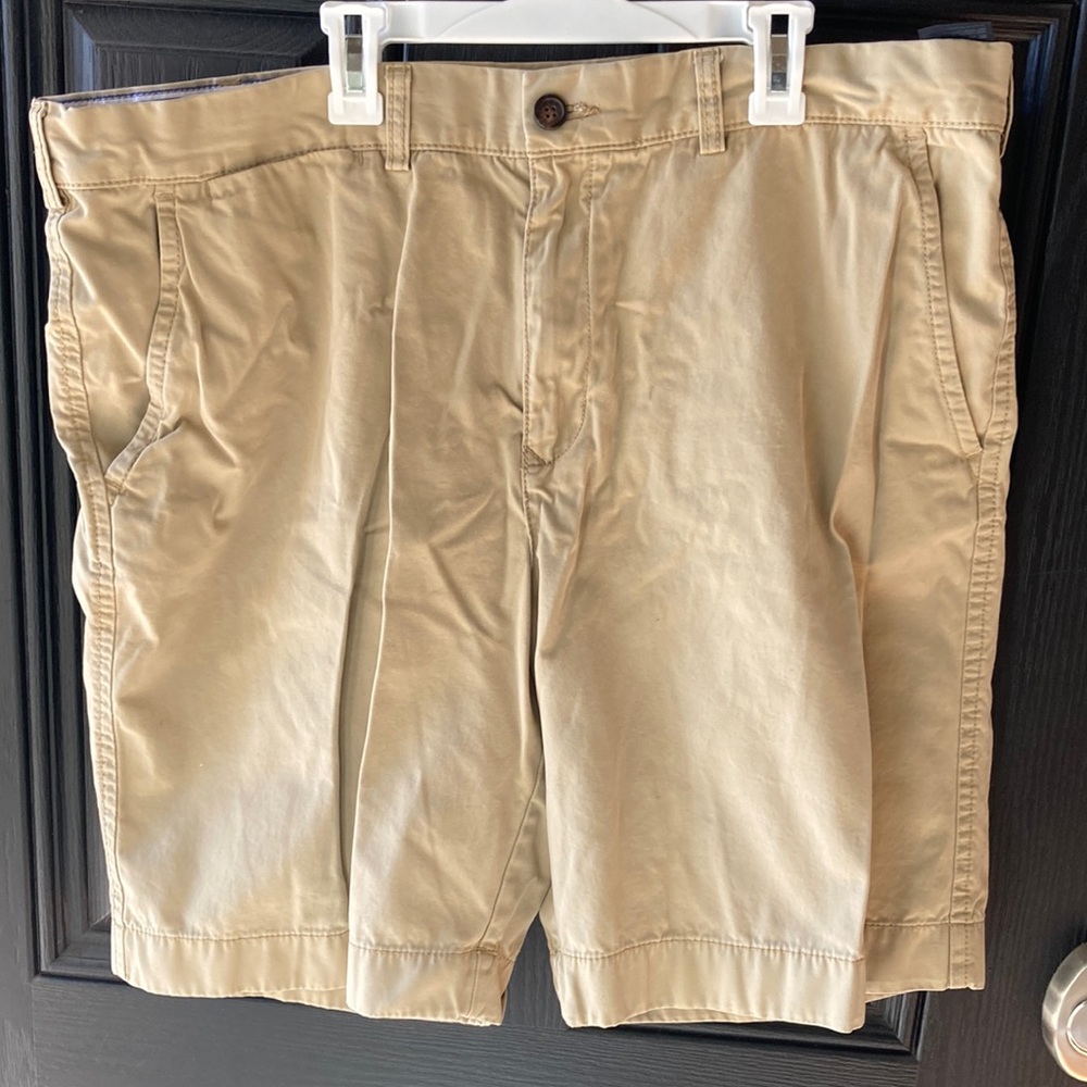 Tommy Hilfiger men’s khaki shorts size 40